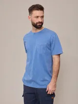 Remera de algodón con efecto lavado, cuello redondo, manga corta y bolsillo frontal en el pecho.