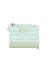 Monedero de diseño compacto en color verde menta, con textura tejida en la parte superior y base de cuero sintético liso. Incluye cierre superior y placa metálica con el logo de la marca.