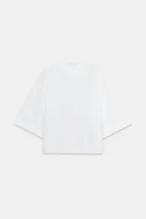 Camiseta de algodón con cuello redondo, manga tres cuartos con detalle de botón metálico y bajo recto.