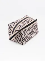 Neceser rectangular con cierre superior, estampado geométrico en tonos beige y negro, y logo de la marca en el frente. Ideal para viaje.