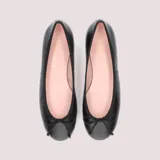 Bailarinas de corte bajo modelo Rosario en napa negra con lazo fino ajustable, suela de goma, plantilla de piel con memory foam y forro de tela.