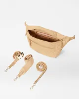 Riñonera negra capitoneada con tres cierres frontales, correa ajustable con hebilla y cadena metálica decorativa.