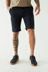 Bermuda tipo chino de gabardina con cierre de cremallera y botón, bolsillos laterales y traseros, y pasacintos en la cintura.