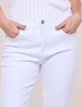 Jean de corte recto y tiro alto en color blanco, confeccionado en denim elastizado de suave tacto. Cuenta con diseño tradicional de cinco bolsillos, presillas para cinturón y cierre frontal con botón y cremallera.