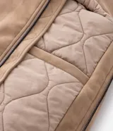 Campera bomber masculina de gamuza sintética color bordó, con cuello camisero, cierre frontal metálico, bolsillos laterales invisibles y rib elástico en puños y ruedo.