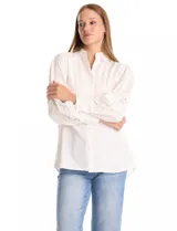 Camisa de color rosado con cuello clásico y cierre frontal de botones. Presenta mangas largas con detalles calados y puños anchos abotonados.