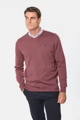 Suéter de tejido fino color azul marino, con cuello en V y manga larga. Presenta un pequeño logo bordado en el pecho.