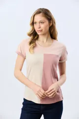 Remera de manga corta con diseño en bloques de color en tonos rosado, beige y coral, cuello redondo y calce clásico.