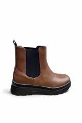 Bota tipo chelsea Splendid color beige, con paneles elásticos laterales negros y suela gruesa track en color negro con plataforma y taco bajo.