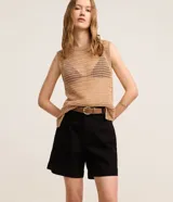 Short de jean tiro alto con trabillas y bolsillos, confeccionado en algodón denim azul con pespuntes contrastantes.