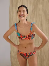 Top de bikini con aro, diseño estampado con tonos vibrantes, breteles ajustables y cierre posterior.