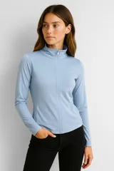 Campera deportiva de cuello alto con cierre frontal completo, manga larga y ajuste al cuerpo.