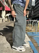 Jean de corte baggy con diseño de paneles laterales y costuras reforzadas, en tono gris lavado con efecto desgastado.