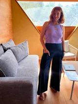 Pantalón tipo palazzo de tiro alto, confeccionado en jersey de algodón. Presenta un diseño amplio con bolsillos laterales y una faja ancha en la cintura que brinda ajuste y soporte.