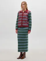 Falda midi de punto con estampado de rombos en tonos marrón y azul, corte recto y cintura elástica.