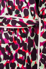 Blazer de crepe pesado estampado con corte amplio, bolsillos ojal con tapa y lazo con detalle de vivos de algodón a contratono.