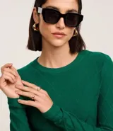 Suéter verde de punto con cuello redondo, manga larga y textura geométrica de losângos. Confeccionado con viscosa certificada.