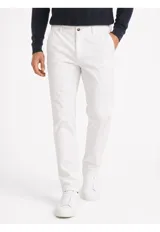 Pantalón Arrow de corte recto, color blanco, confeccionado en mezcla de lino y algodón, con bolsillos laterales y cierre frontal con botón y cremallera.