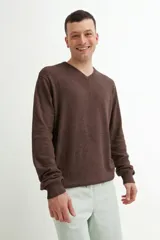 Sweater de tejido de punto color marrón, con cuello en V y mangas largas con puños acanalados.