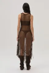 Vestido largo marrón tejido con flecos en el bajo.