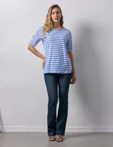 Remera de algodón a rayas horizontales blancas y negras, con cuello redondo y mangas cortas con aberturas entrelazadas.