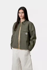 Chaqueta tipo camisa de sarga de algodón verde militar, con cierre frontal de botones, bolsillos aplicados en el pecho con solapa y parche del logo de la marca.