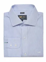 Camisa de manga larga RKF color celeste con rayas finas verticales azul oscuro, de corte regular con cuello italiano, bolsillo frontal en el pecho y cierre de botones.