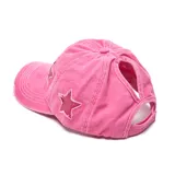 Gorra rosa con visera curva y detalle de estrella calada en el frente.