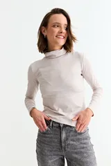 Remera de manga larga con cuello polera, confeccionada en tejido suave y elástico, de corte ajustado al cuerpo.