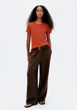 Remera verde claro de algodón, de corte clásico y mangas cortas.