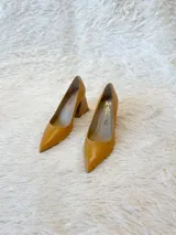 Zapato de tacón color verde agua, con punta fina y taco cuadrado forrado en cuero tipo madera.