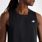 Musculosa deportiva New Balance de hombre, modelo Sport Essentials MT51800BK, en color negro con el logo de la marca estampado en el pecho.