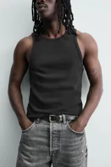 Musculosa de corte slim fit confeccionada en tejido de algodón con elasticidad, cuello redondo amplio y efecto lavado.