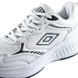 Championes Umbro modelo Rusk para hombre, en color gris claro con detalles en negro, diseño con capellada de malla transpirable y suela chunky amortiguada.