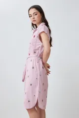 Vestido camisero midi a rayas verticales rosas y blancas con bordados florales multicolores, cuello camisero, mangas cortas y cinturón de lazo.