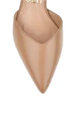 Zapato stiletto color nude, con punta fina, tira fina con nudo en el tobillo y taco fino de altura media.