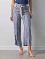 Pantalón de lino a rayas verticales en tonos azul, beige y blanco, con corte wide leg, pretina con pasadores, cierre y botón. Incluye cinturón de soga con hebilla redonda.