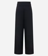 Pantalón de sastrería modelo pantalona, de corte amplio y tiro alto con cintura lisa y pliegues frontales.