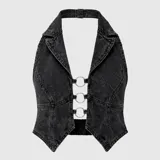 Conjunto de dos piezas compuesto por un chaleco tipo corset de denim lavado con cierre frontal de argollas metálicas y una minifalda de denim con diseño plisado, bordes deshilachados y correas laterales con hebillas.