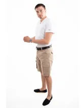 Remera blanca de algodón con cuello en V, corte clásico y mangas cortas.