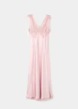 Vestido largo de estilo lencero en tejido satinado color rosado, con escote en pico y panel superior de encaje. Presenta tirantes anchos ajustables, diseño entallado y bajo con detalle de encaje.