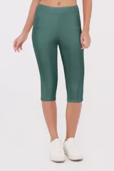 Calza tipo pescadora de tiro medio, confeccionada en tejido sintético con ajuste al cuerpo.