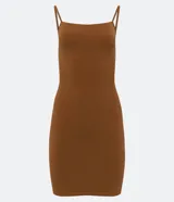 Vestido corto color rosado, de escote recto, con breteles finos y confeccionado en algodón con elastano.