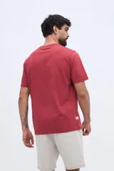 Remera blanca de manga corta con cuello redondo y estampa frontal de estilo vintage con texto inscripto.