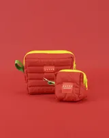 Set de dos neceseres acolchados de color rojo con cierre amarillo y tirador verde. Incluye una etiqueta con la marca PEYPE.