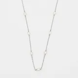 Gargantilla de plata 925 con perlas de río blancas. La cadena mide 45cm de largo y 1.3mm de ancho. Las perlas miden 6.5mm de largo y 5mm de ancho.