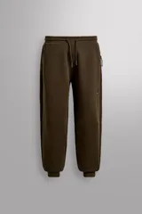 Pantalón jogger de entrenamiento, corte regular fit, color verde oscuro. Confeccionado en tejido técnico compacto de algodón con elasticidad y efecto neopreno. Presenta cintura elástica ajustable con cordón, bolsillos frontales y un bolsillo lateral con cierre de cremallera. El bajo termina en puño de rib del mismo tejido.