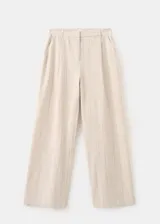 Pantalón recto color beige de tiro medio, con estampado de raya diplomática, trabillas para cinto y cierre frontal con gancho y cremallera.