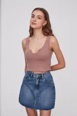 Musculosa corta gris oscuro de algodón con escote en U y terminación ondulada en el ruedo.