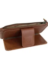 Billetera porta celular de cuero color marrón, con textura combinada de efecto croco y cuero liso. Cuenta con cierre principal y bolsillo frontal con solapa y broche magnético.